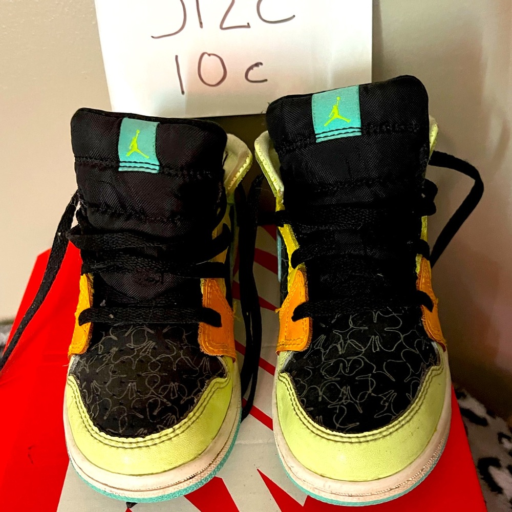 Jordan 1’s mid clovers